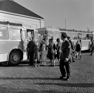 856331 Afbeelding van de aankomst te Meppel van de schoolkinderen uit Meppel en Utrecht, die na een bezoek aan de ...